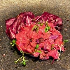 トリュフ香る知多牛のカルネクルーダ(低温調理のタルタル)、カカオニブとヘーゼルナッツ