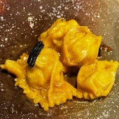 三河姫豚の自家製サルシッチャを詰めたアニョロッティ・ダル・プリン、セージバターソース