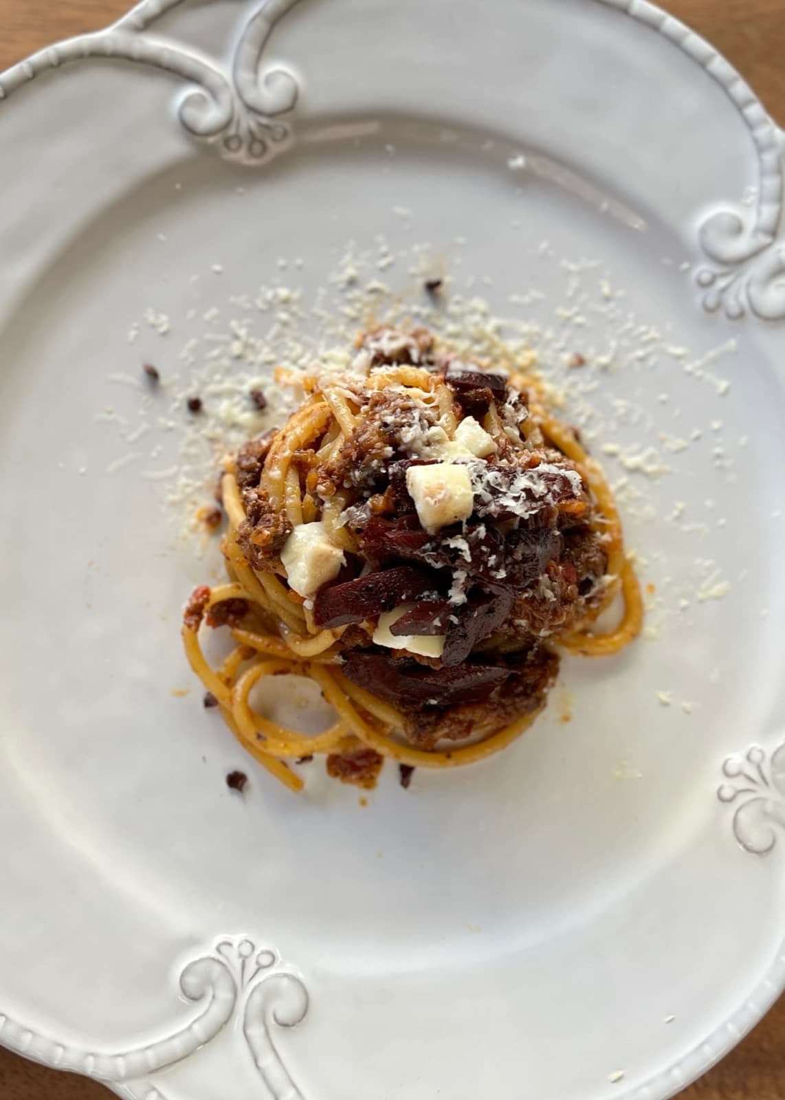 赤ワイン香る牛挽肉とごぼうのボロネーゼ トミーノチーズ添え