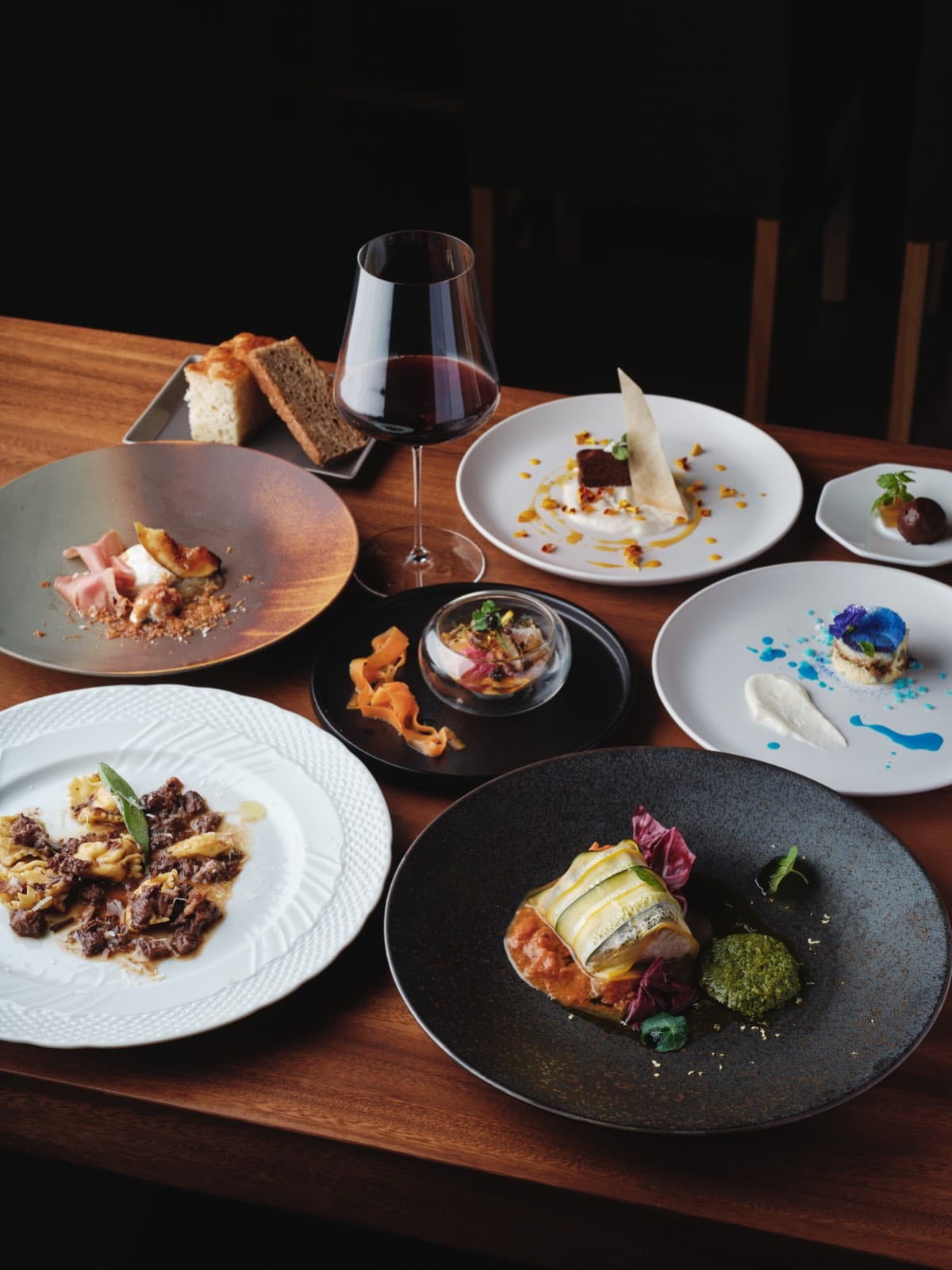 Dinner「Estate」のコース全体。前菜、パン、パスタ、魚料理、ドルチェ、小菓子と赤ワイン
